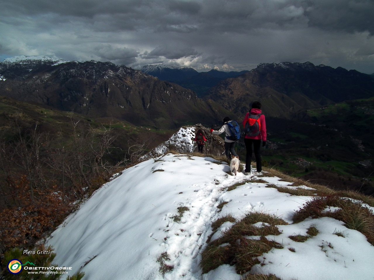 62 la cresta con neve e grandine....JPG